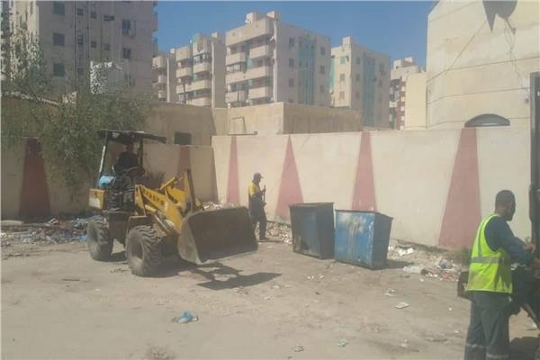 تكثيف الحملات اليومية في قرية النخيل بالعجمي لتحسين المرافق والخدمات  