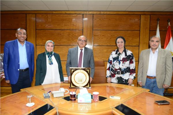رئيس جامعة أسيوط يوقع بروتوكول مع الشركة المنظمة لمنتدى الابتكار 