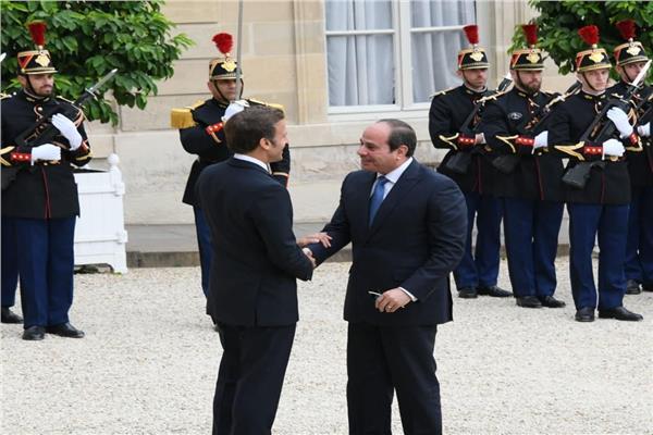 الرئيس عبد الفتاح السيسي وإيمانويل ماكرون