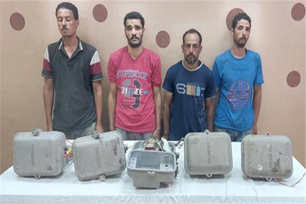 المتهمون بعد القبض عليهم 