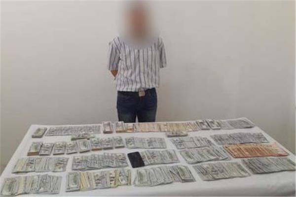 المتهم وبحوزته المضبوطات