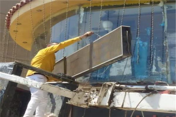 إزالة لافتات إعلانية مخالفة 