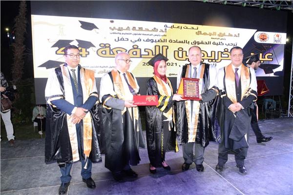 محافظ أسيوط ورئيس جامعة اسيوط يشاركان في حفل تخرج الدفعة 44 من كلية الحقوق 