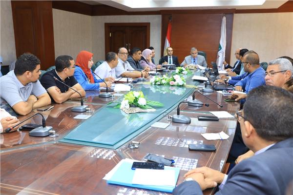 محافظ سوهاج  يبحث الموقف التنفيذي لمشروعات البنية التحتية للمناطق الصناعية