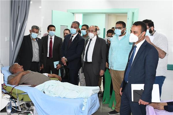 محافظ الفيوم يتفقد سير العمل بعدد من أقسام المستشفى العام 
