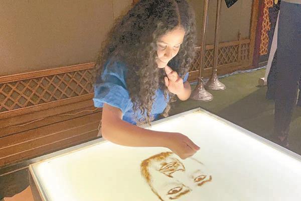 الفنانة خلود أحمد خلال مشاركتها بملتقى كاريكاتير الأزهر