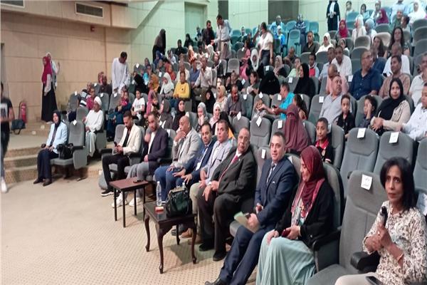 نائب رئيس جامعة الأقصر يشهد حفل تخرج طلاب مدرسة المتفوقين