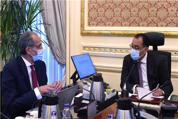 الدكتور مصطفى مدبولي خلال لقائه والدكتور عمرو طلعت