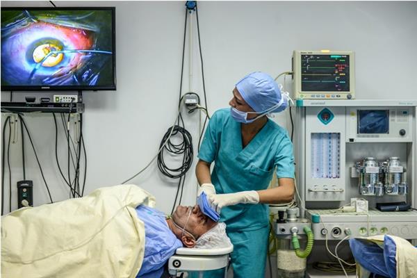إجراء  1,225 عملية قلب وعيون للمرضى غير القادرين بمطروح 