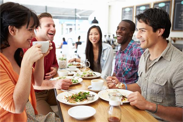 أضرار تناول الطعام مع زملائك في العمل 