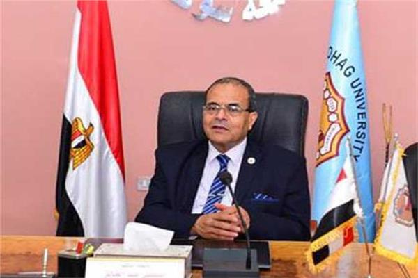 رئيس جامعة سوهاج يتلقى الجرعة التنشيطية الرابعة للقاح فيروس كورونا