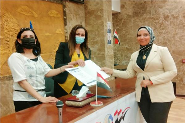 خلال تسليم شهادات التخرج 