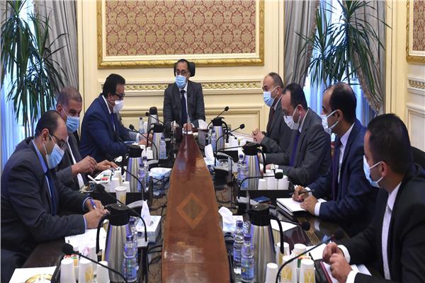 رئيس الوزراء خلال الاجتماع