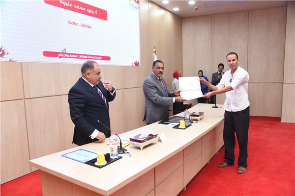 محافظ مطروح يكرم العناصر المتميزة بالجهاز التنفيذي 