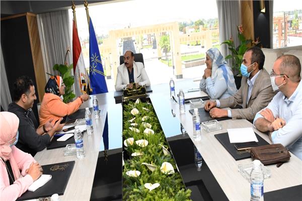  محافظ أسوان يجتمع مع إستشارى هيئة تنمية الصعيد 