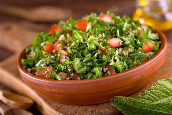 سلطة الطماطم بالبقدونس