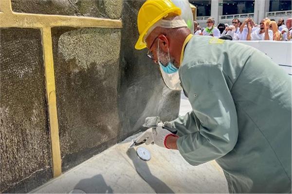 صيانة جدار الكعبة المشرفة وتركيب المذهبات 