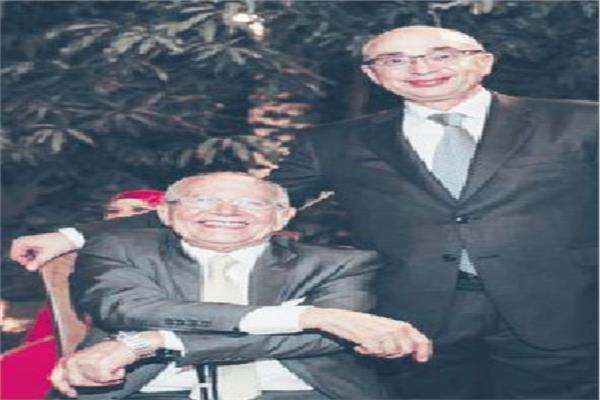 الدكتور أحمد مرسى رفقة ابنه