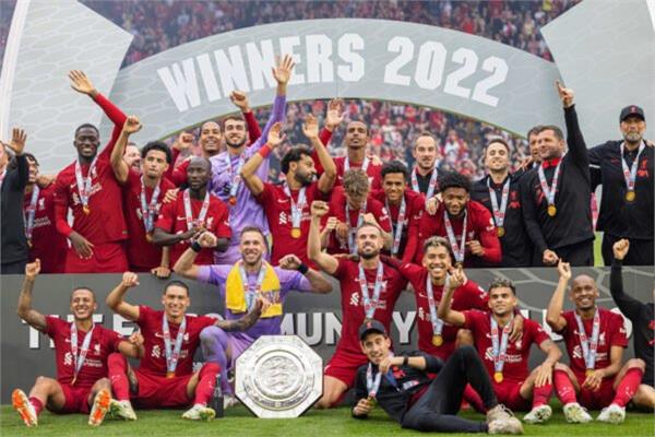 احتفالات محمد صلاح ولاعبي ليفربول بالدرع الخيرية