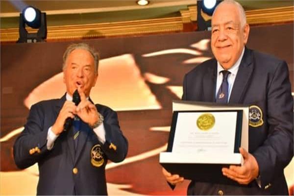 رئيس اتحاد كمال الأجسام يحصل على لقب أفضل إداري في 2022