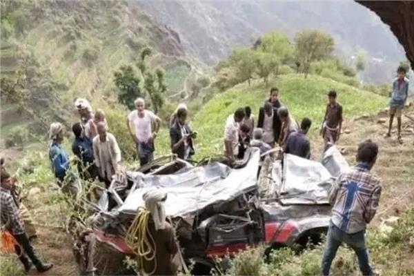 سقوط سيارة من منحدر جبلي ووفاة 11 شخصاً