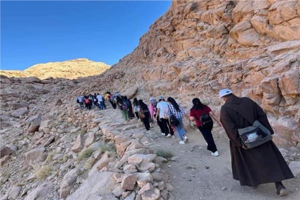  الرهبان الفرنسيسكان يحجون إلى جبل موسى لمباركة مشروع التجلى العظم