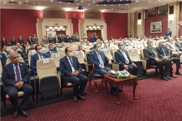 وزير البترول خلال اللقاء