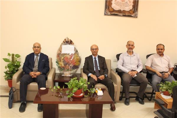  نائب رئيس جامعة أسيوط يشارك في مناقشة رسالة دكتوراة في مجال جراحة القلب