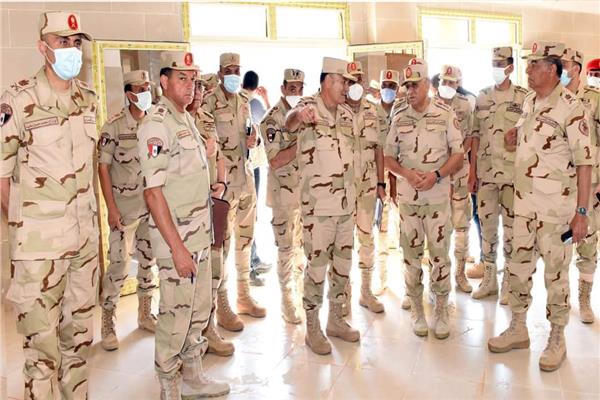 رئيس الأركان يتفقد عددًا من مراكز التدريب ويمر على أحد تشكيلات الدفاع الجوي