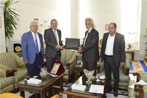 رئيس مصر للطيران يستقبل نقيب الأطباء ووكيل النقابة