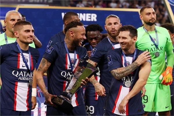 ميسي في التتويج بالسوبر