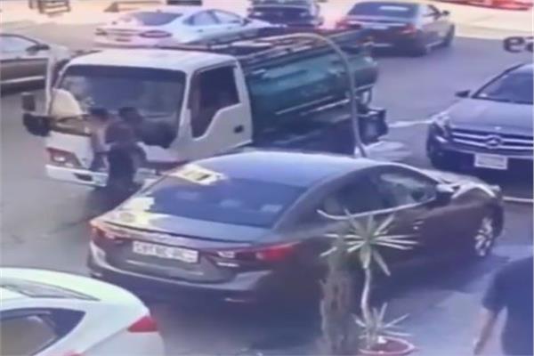 خرطوم ماء يسقط على رأس عروسة لحظة خروجها من الصالون 
