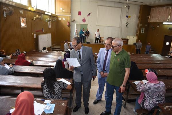 جامعة سوهاج يؤدون امتحانات برامج التعليم المدمج بالشراكة مع جامعة القاهرة