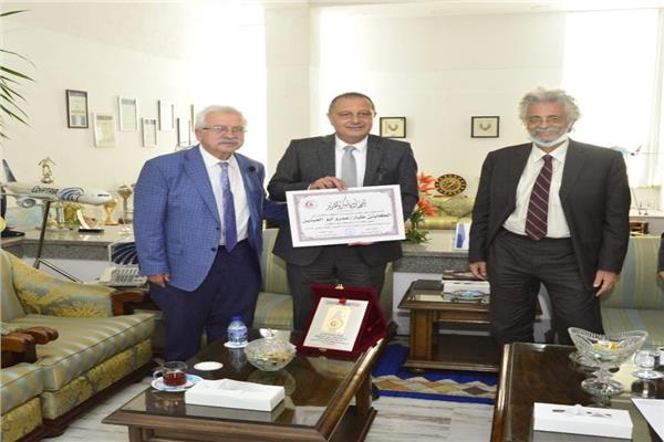 وفد من نقابة الأطباء في ضيافة مصر للطيران