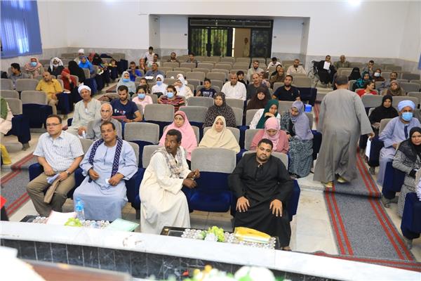 محافظ سوهاج يسلم الكراسي المتحركة
