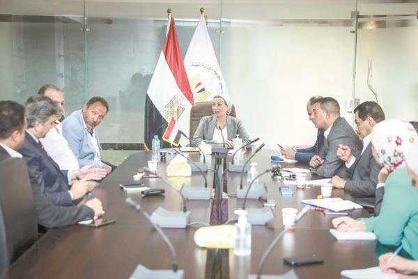 وزيرة البيئة خلال اجتماعها لمتابعة مبادرة زراعة 5 ملايين شجرة غرب الجيزة