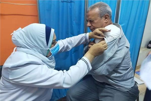 تطعيم العاملين بلقاح فيروس كورونا 