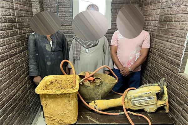المتهمين بحوزتهم المضبوطات 