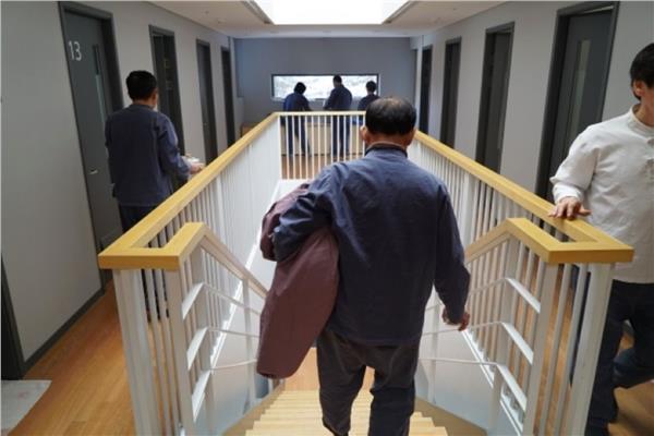 السجن لكوري قضم إصبع أحد معارفه أثناء مشاجرة