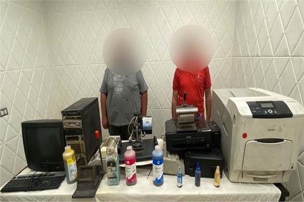 المتهمين وبحوزتهم المضبوطات