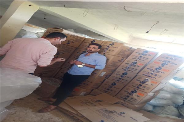 التحفظ على 14 ألف عبوة وآلاف الإستيكارات و العبوات الفارغة داخل مصنع عصائر بدون ترخيص بالبحيرة