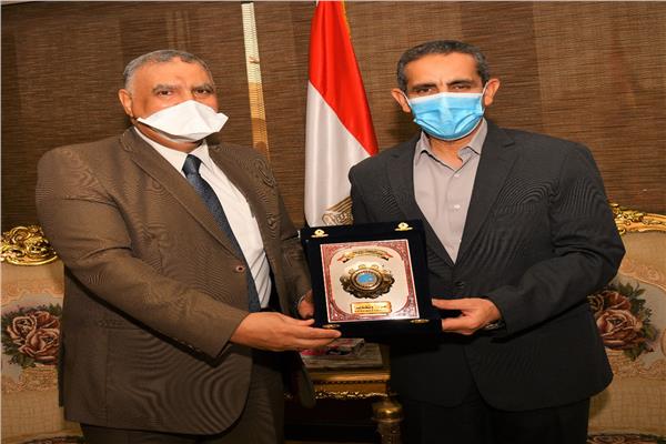  محافظ الغربية يكرم مدير الطب العلاجي بصحة الغربية