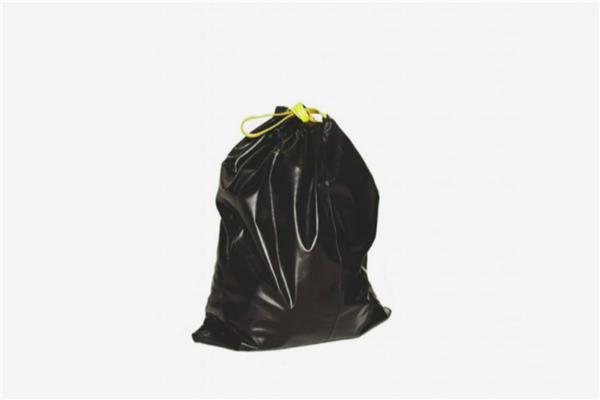 ماركة فرنسية تصدر حقيبة سوداء 