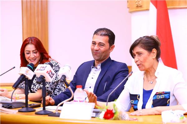 ندوة وحفل توقيع كتاب الفنانة عايدة فهمي