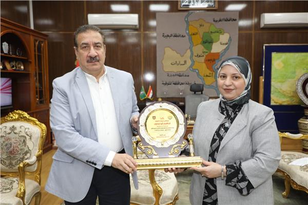 عميد حقوق السادات تهدى محافظ المنوفية درع مؤتمرها العلمى