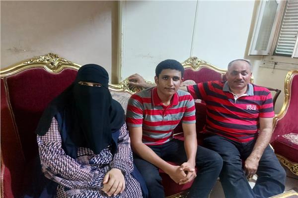 الطالب إسلام مع أسرته