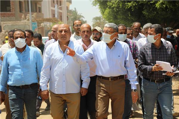 محافظ المنيا يتفقد مشروعات «حياة كريمة» بمركز العدوة