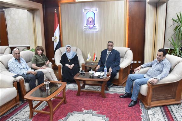 رئيس جامعة الأقصر مع النواب