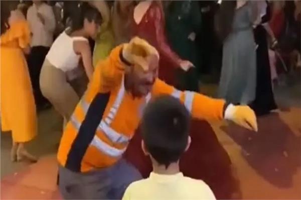 عامل النظافة أثناء الرقص