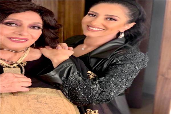حنان مطاوع ووالدتها سهير المرشدي